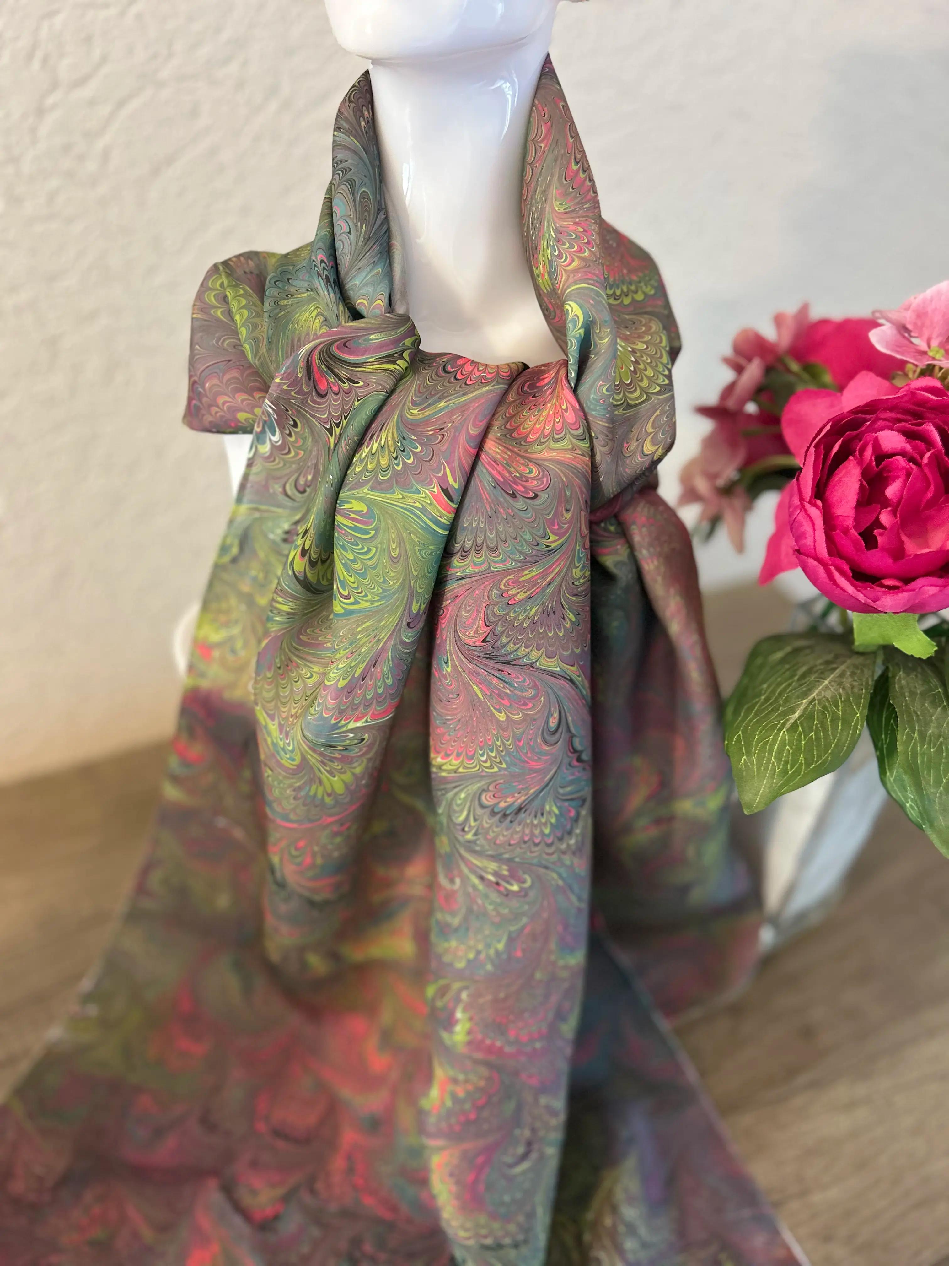 Een vrouw die geconcentreerd bezig is met ebru kunst