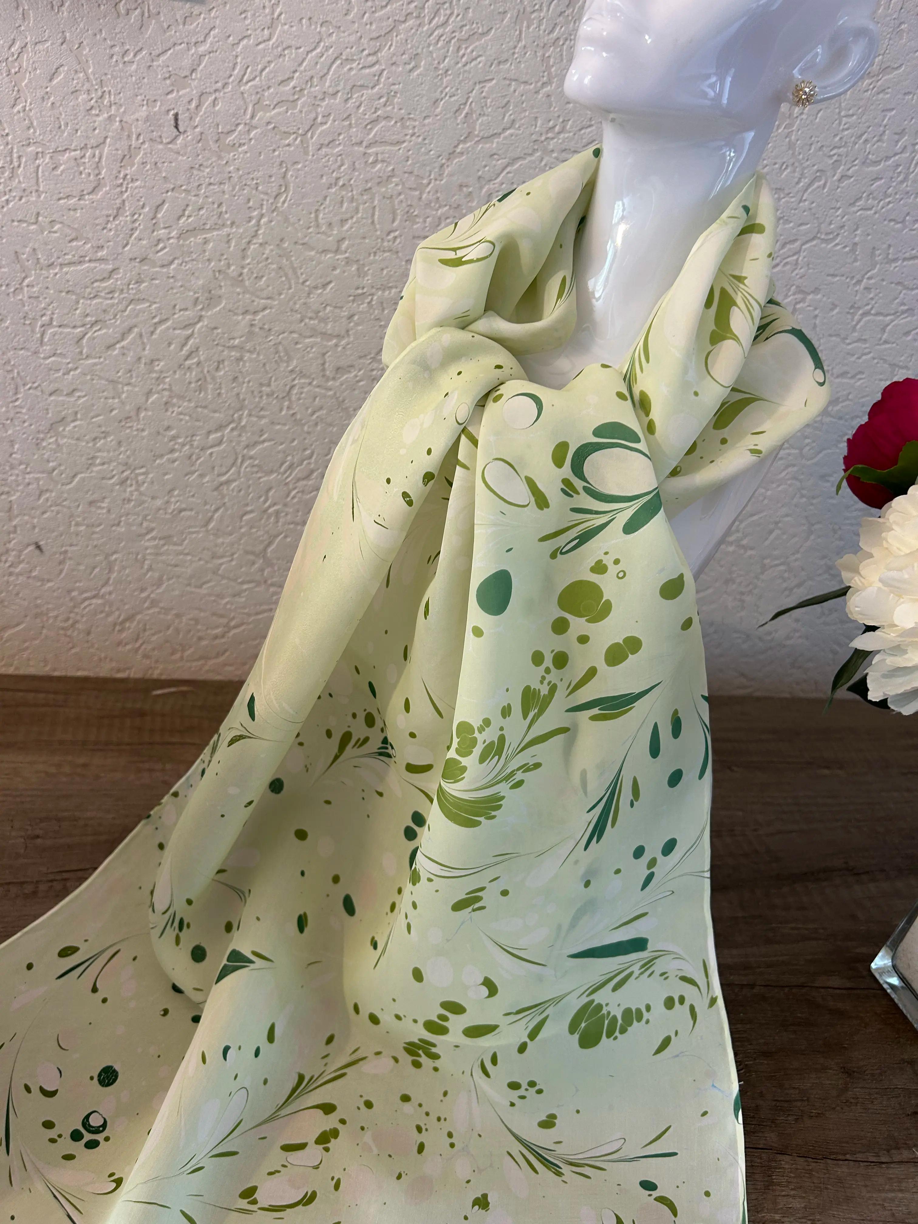 Handgemaakte sjaals met ebru patronen