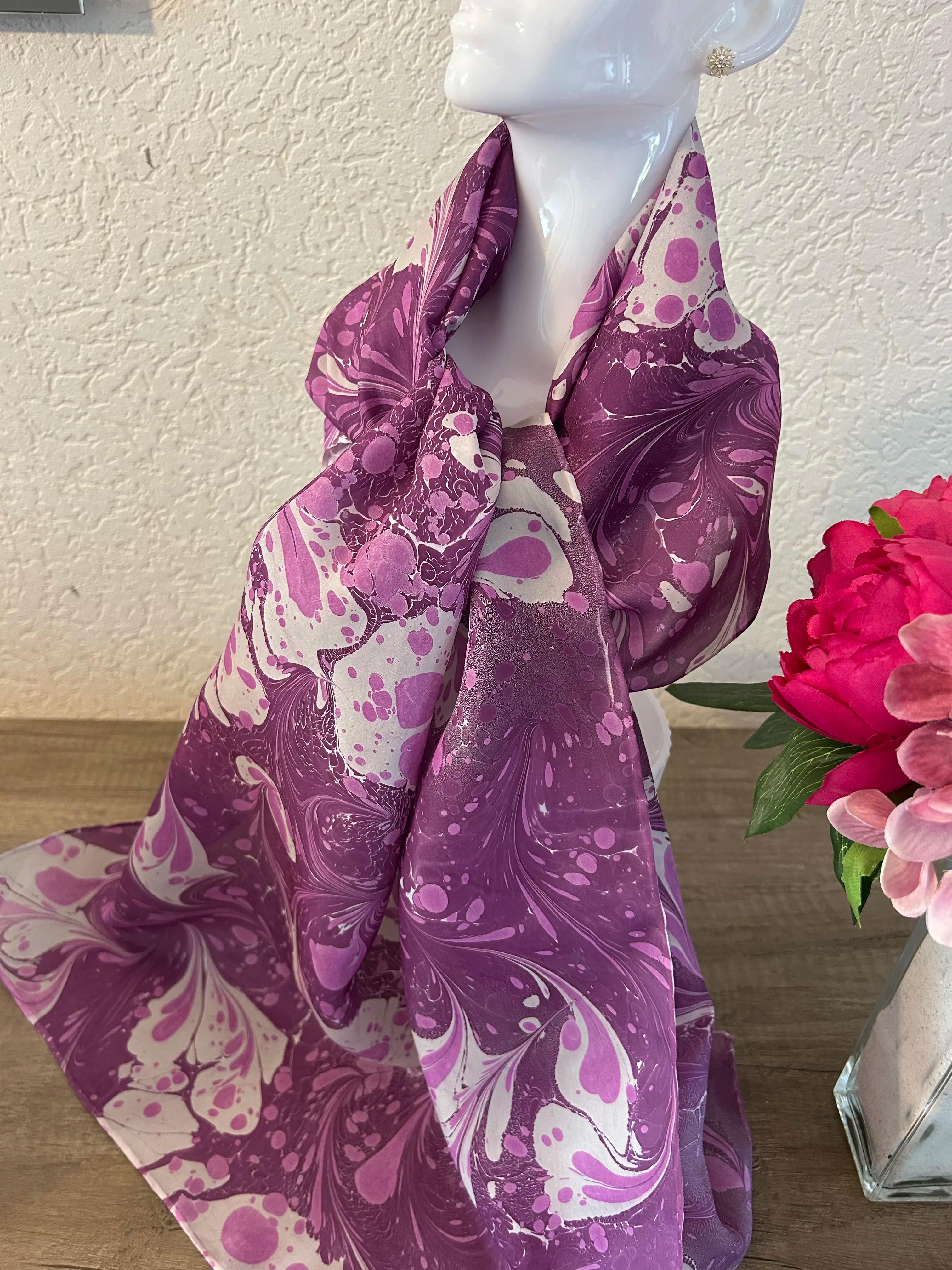 Handgemaakte sjaals met ebru patronen