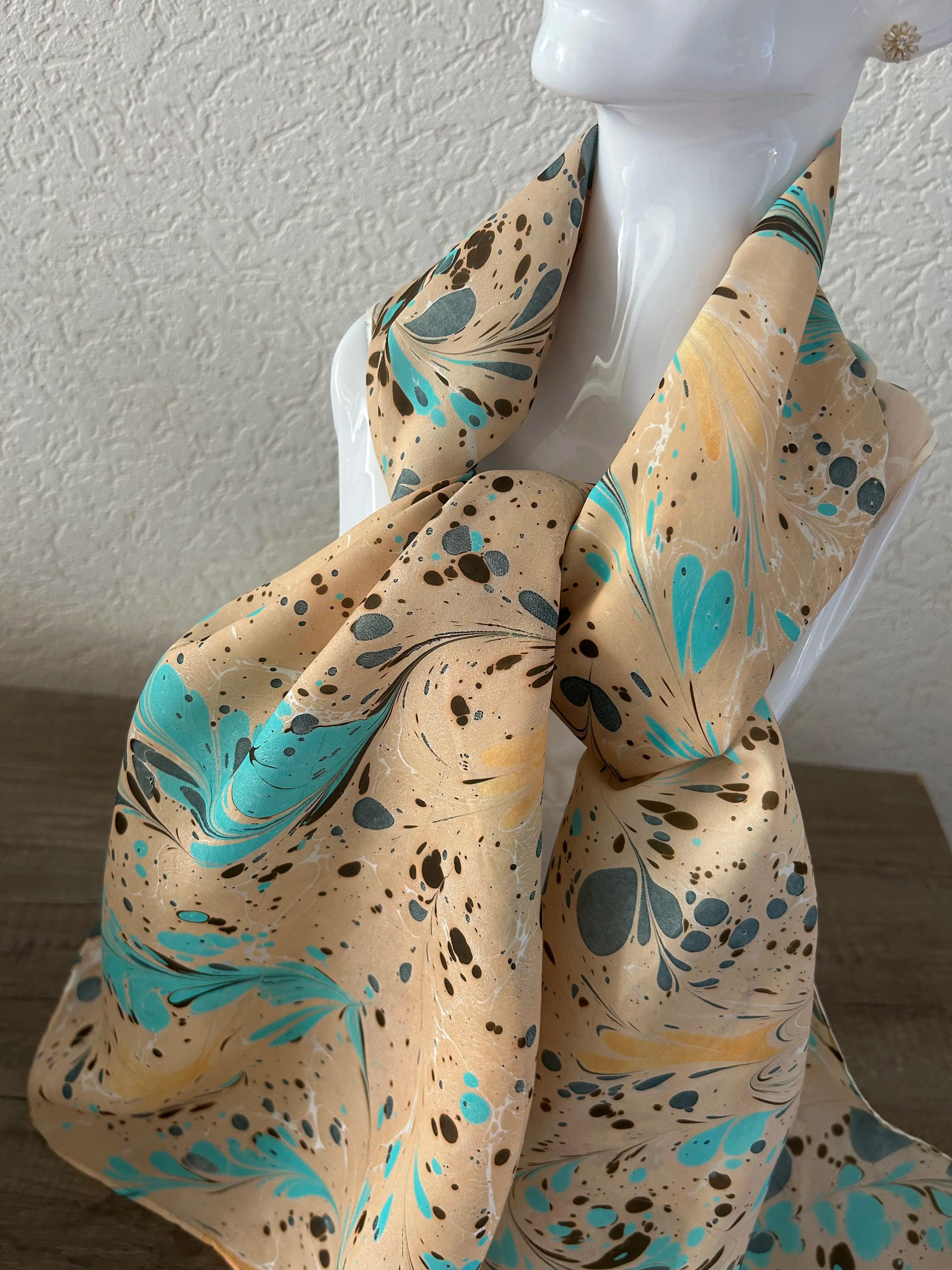 Handgemaakte sjaals met ebru patronen