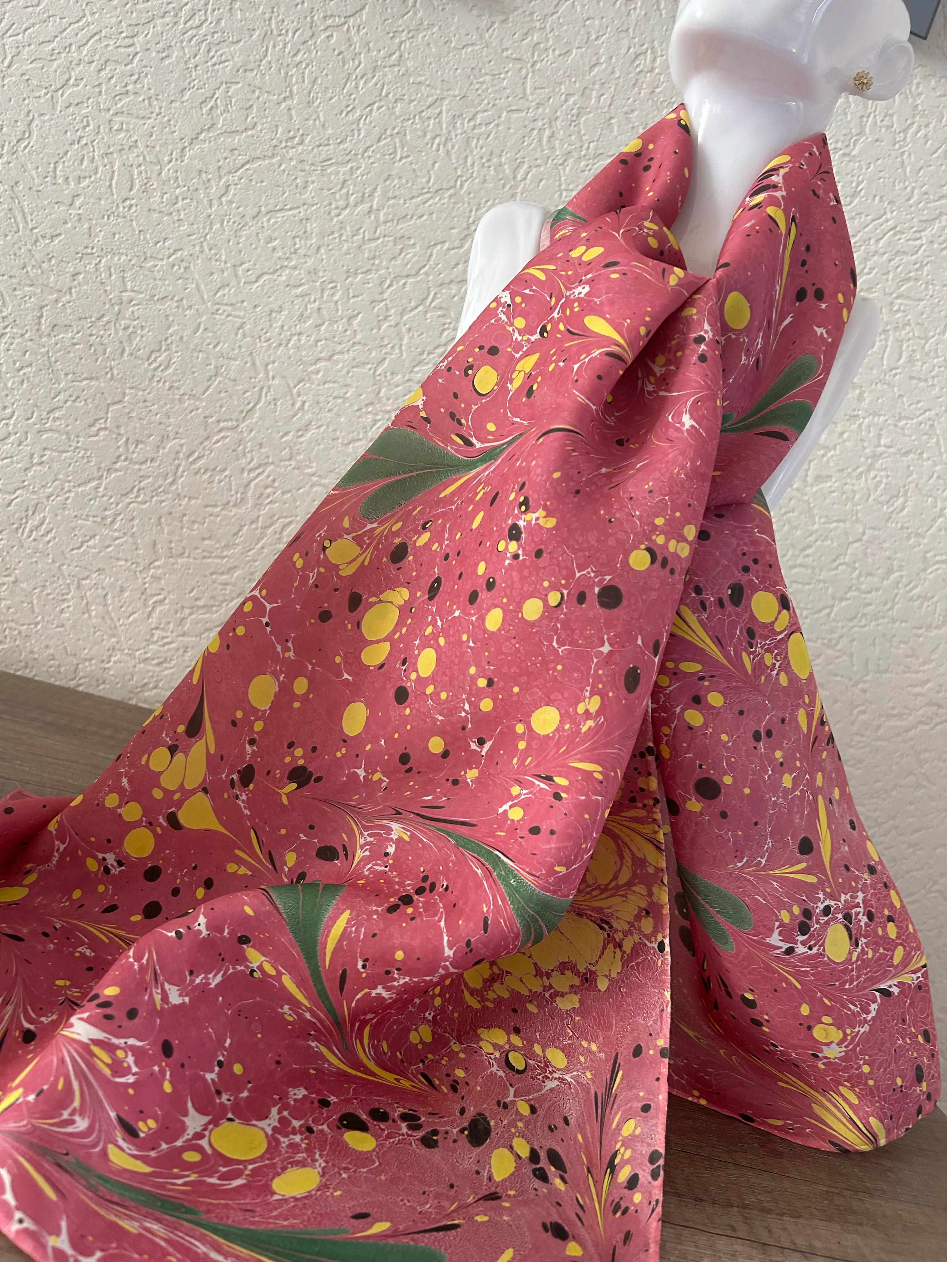 Handgemaakte sjaals met ebru patronen