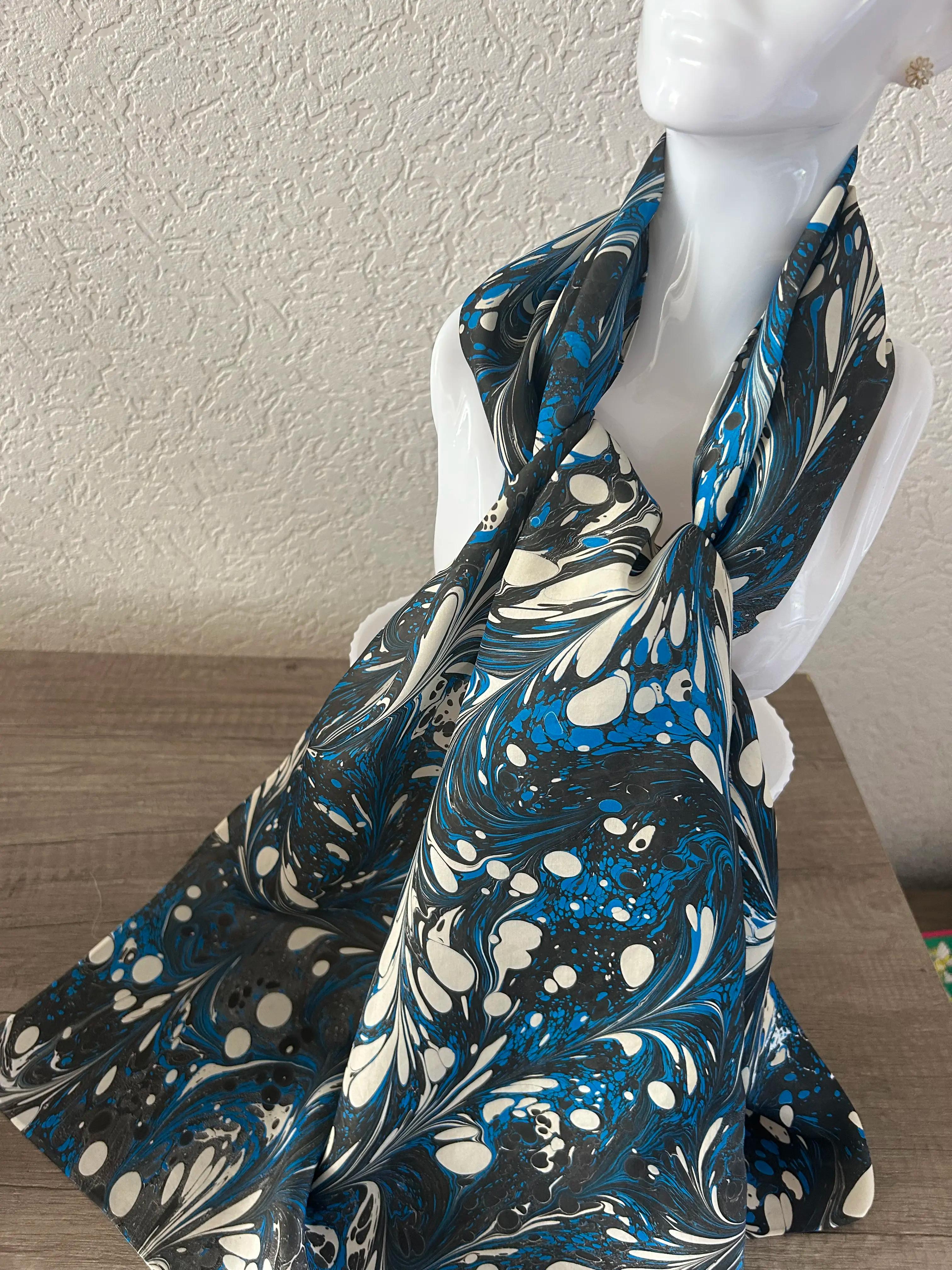 Handgemaakte sjaals met ebru patronen