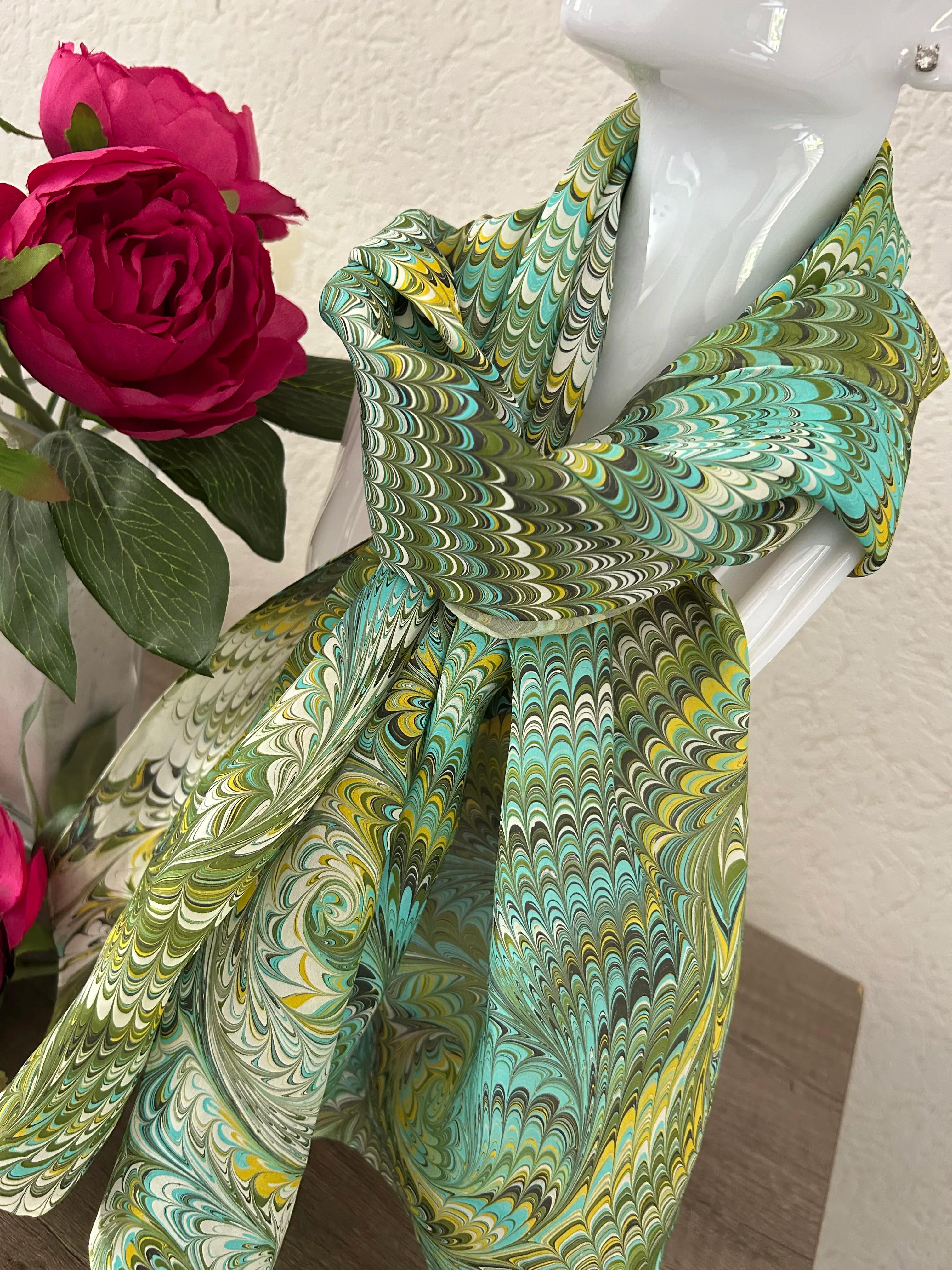 Handgemaakte sjaals met ebru patronen