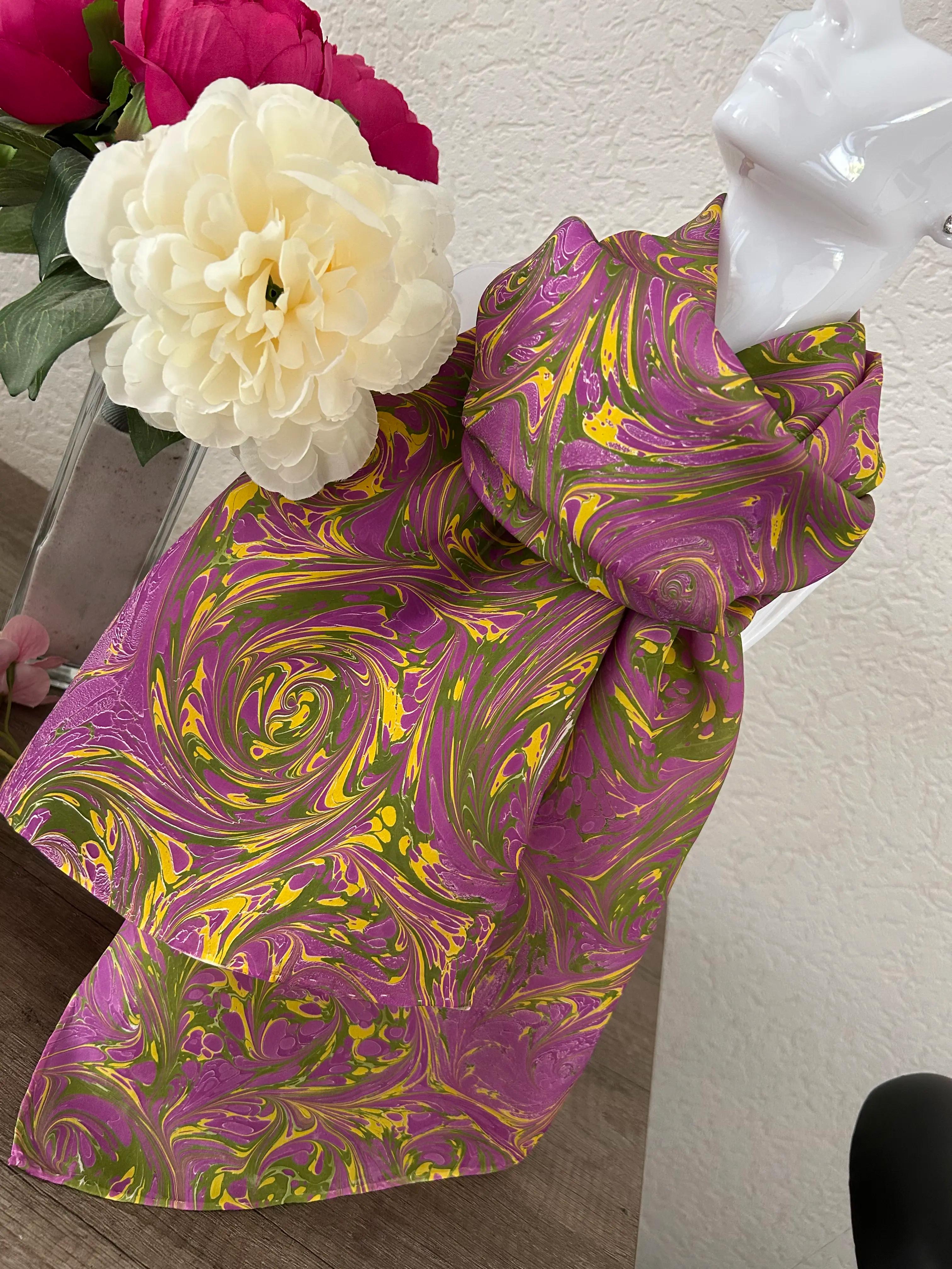 Handgemaakte sjaals met ebru patronen