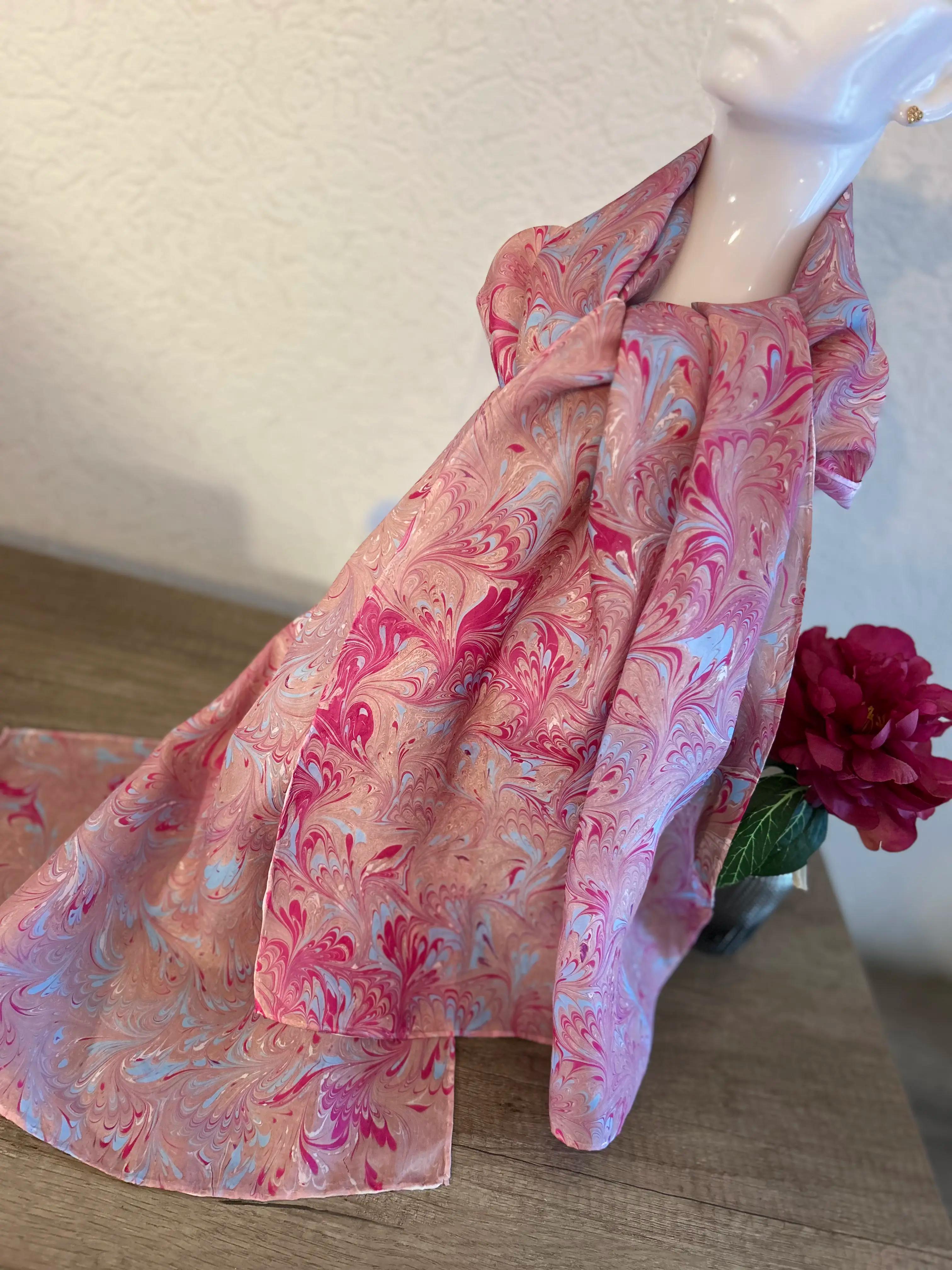 Handgemaakte sjaals met ebru patronen