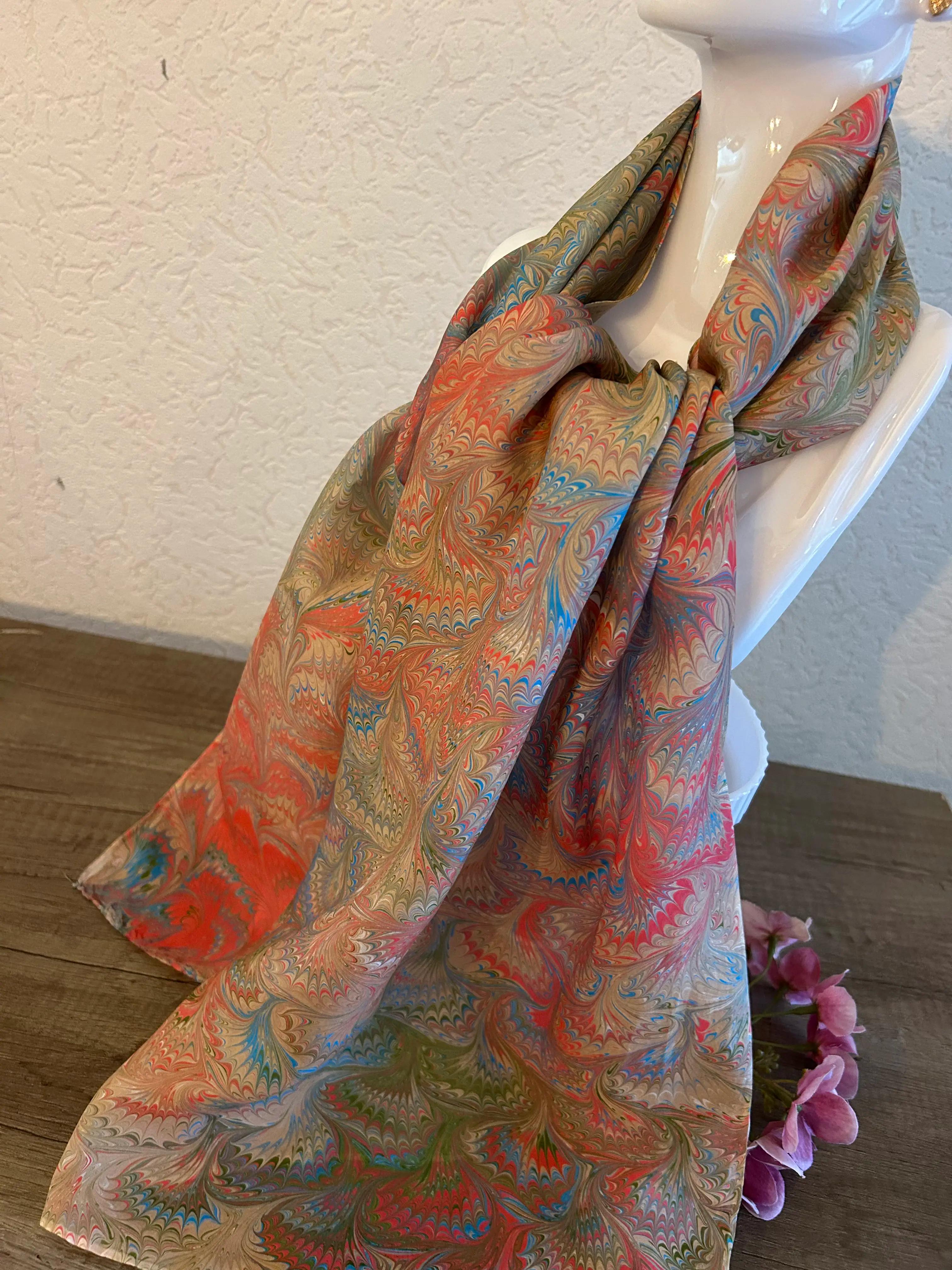 Handgemaakte sjaals met ebru patronen