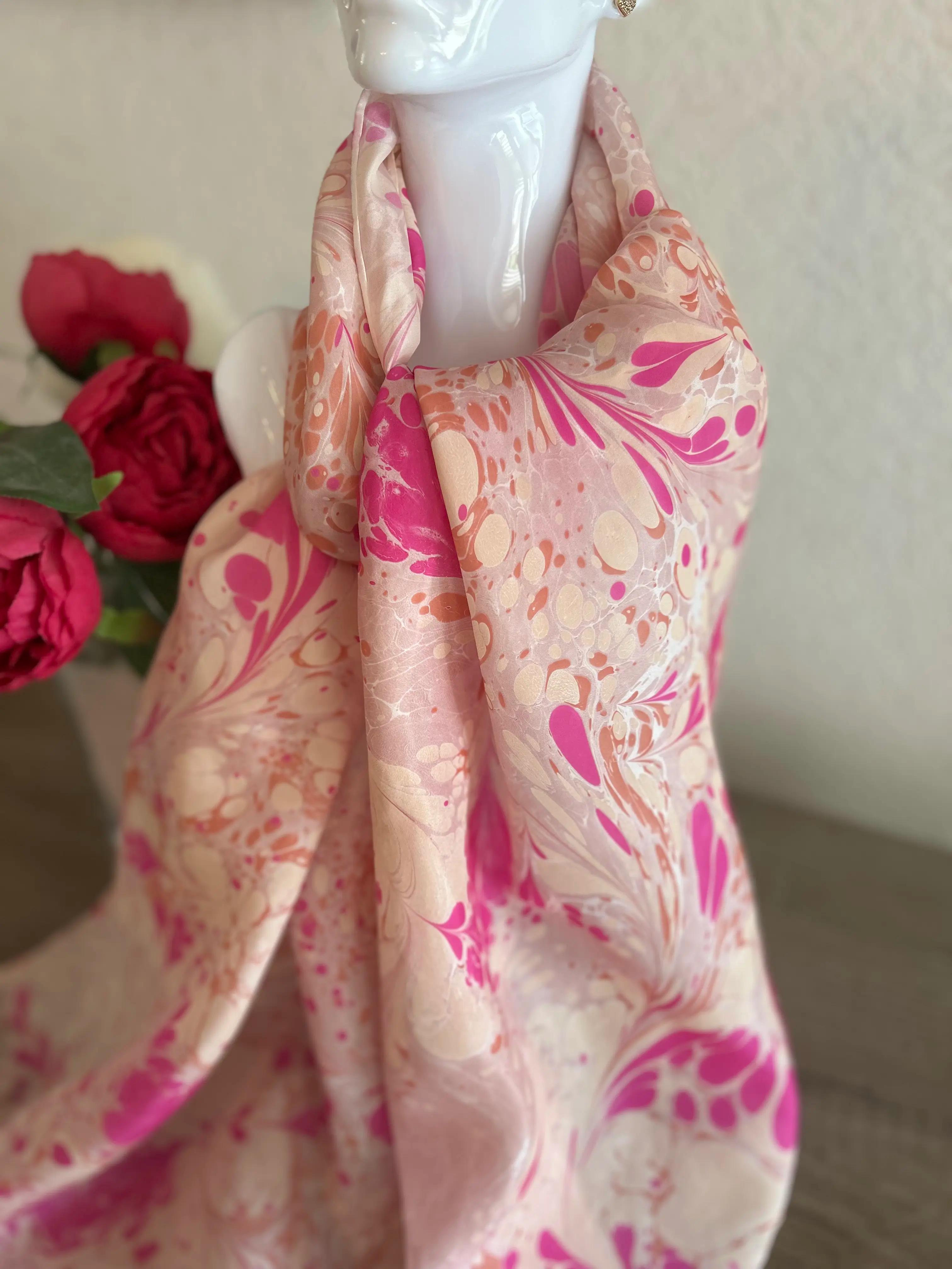 Handgemaakte sjaals met ebru patronen