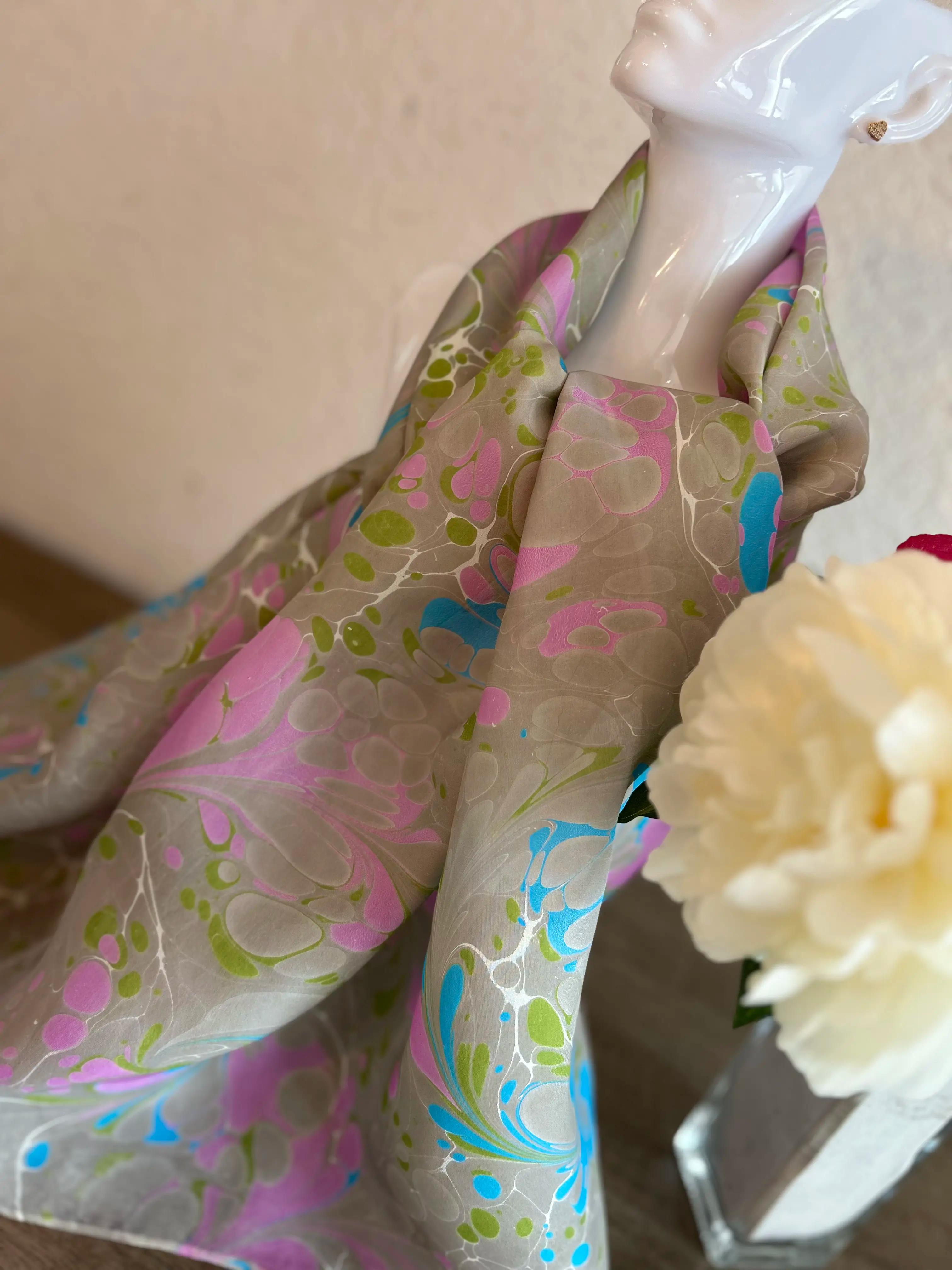 Handgemaakte sjaals met ebru patronen