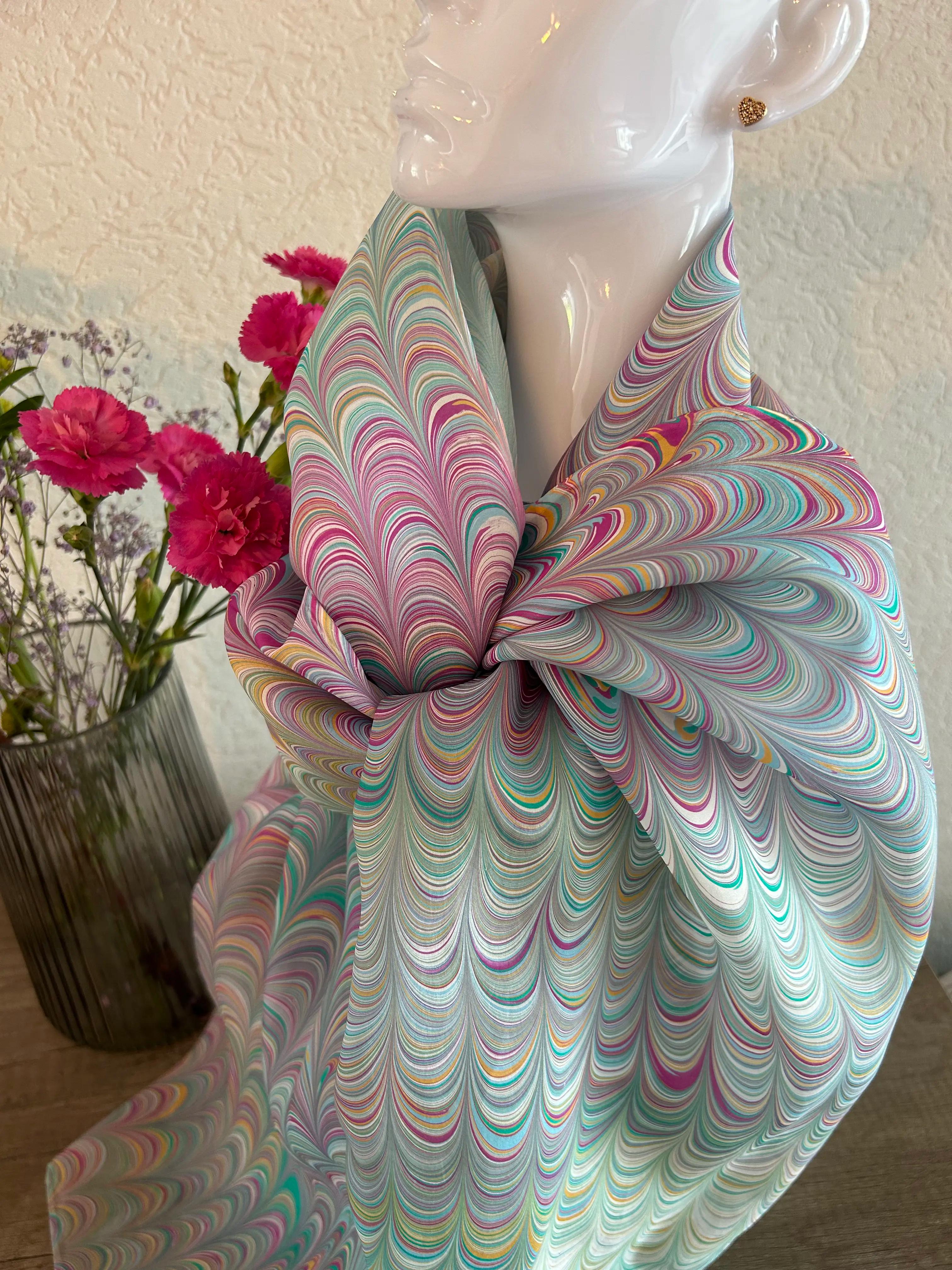 Handgemaakte sjaals met ebru patronen