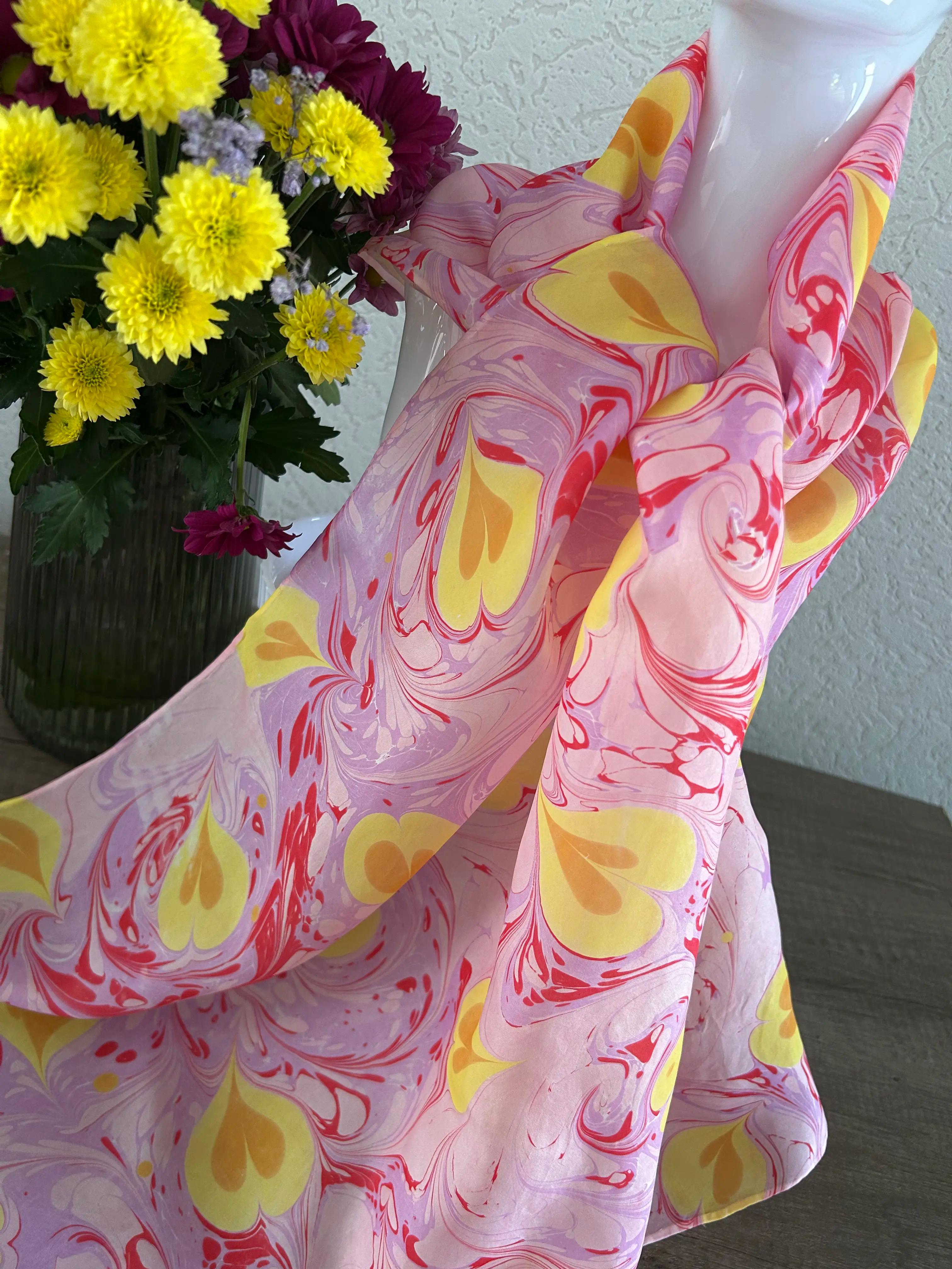 Handgemaakte sjaals met ebru patronen