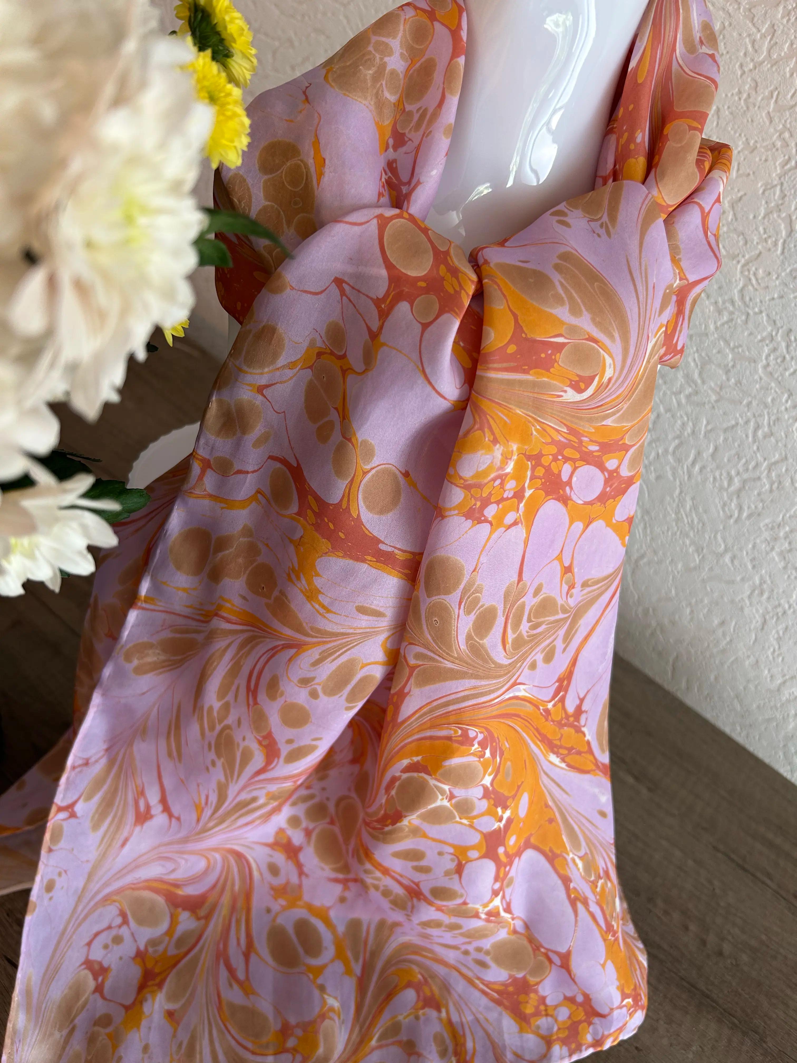 Handgemaakte sjaals met ebru patronen