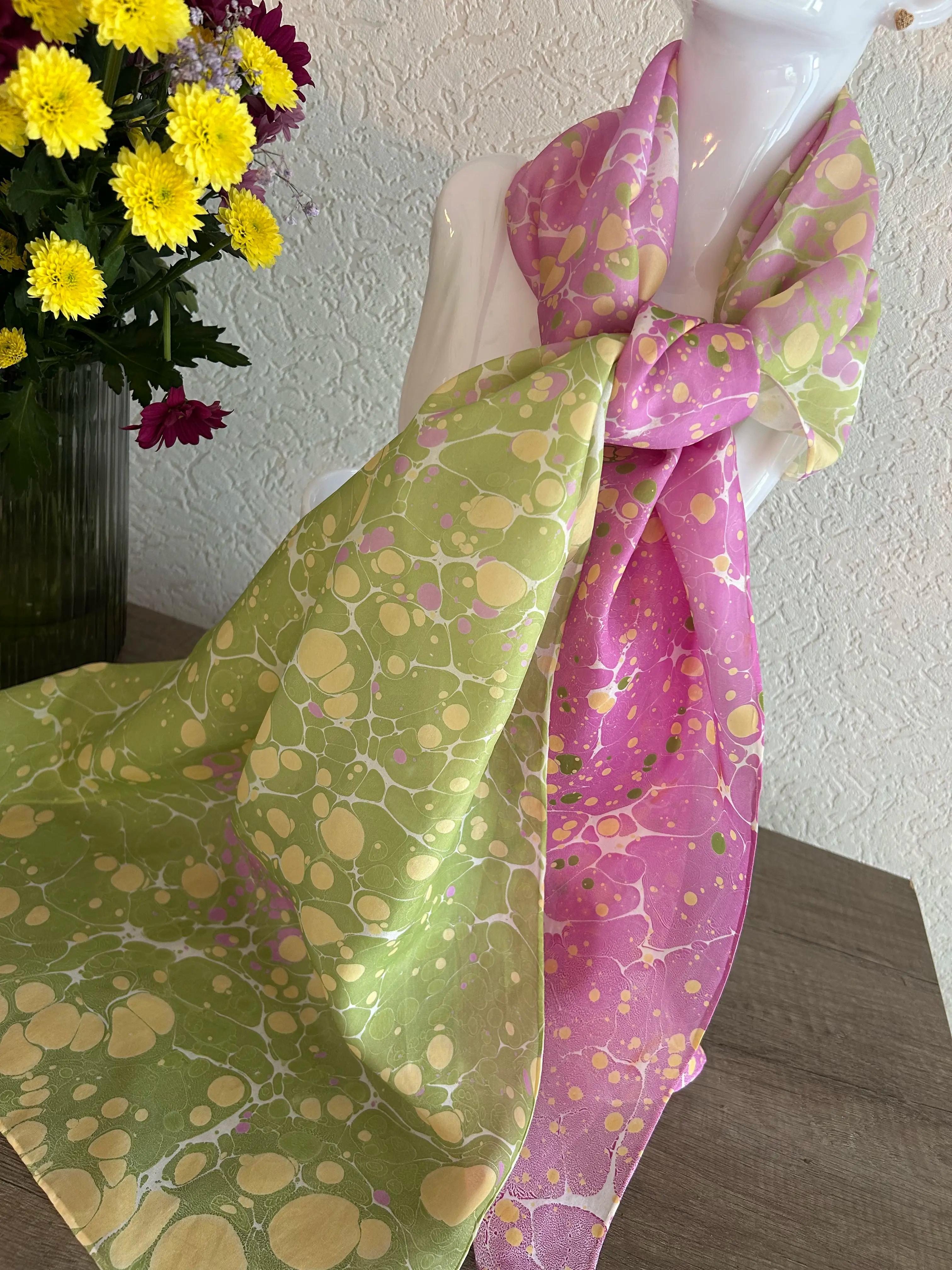 Handgemaakte sjaals met ebru patronen