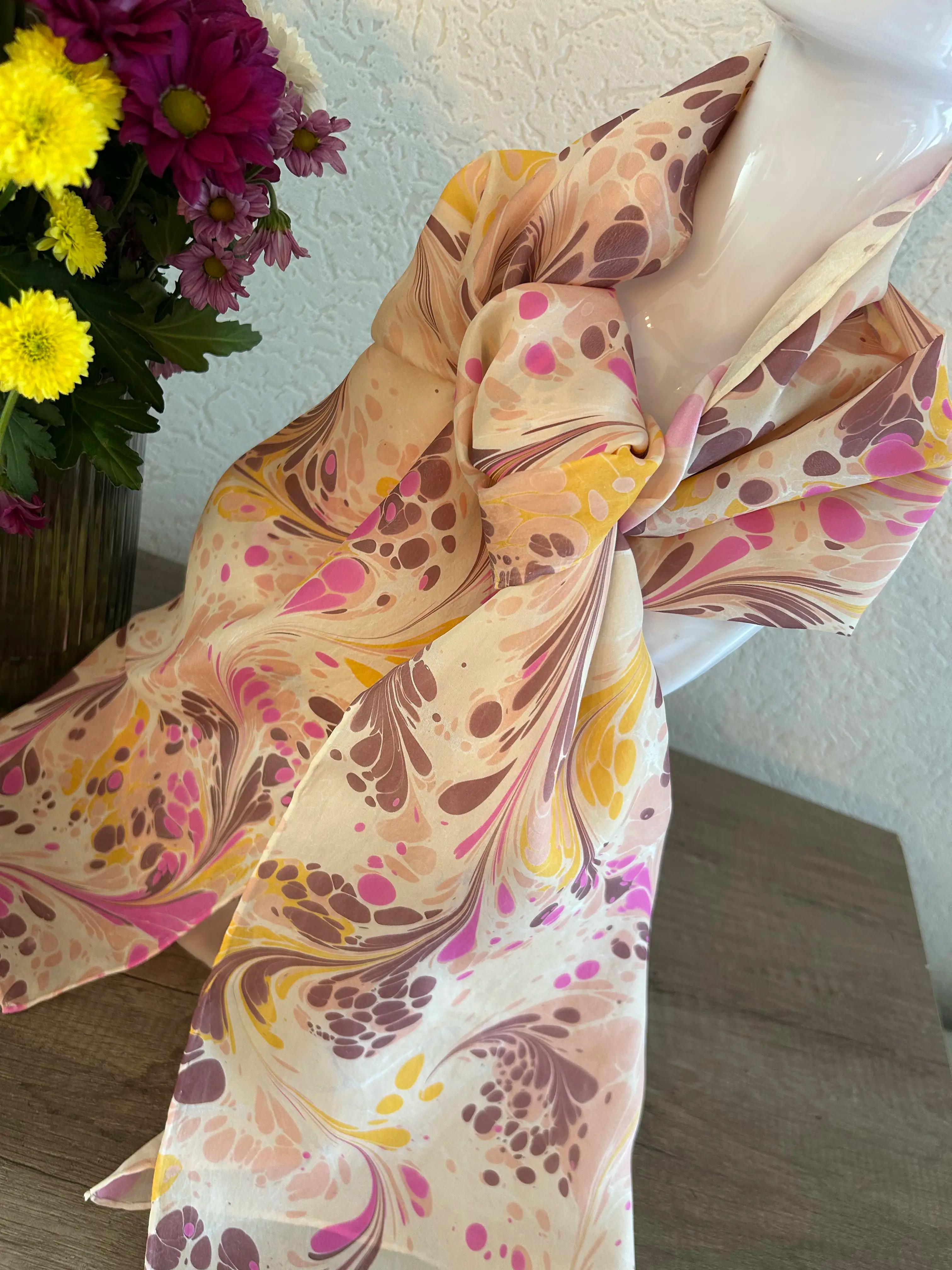 Handgemaakte sjaals met ebru patronen