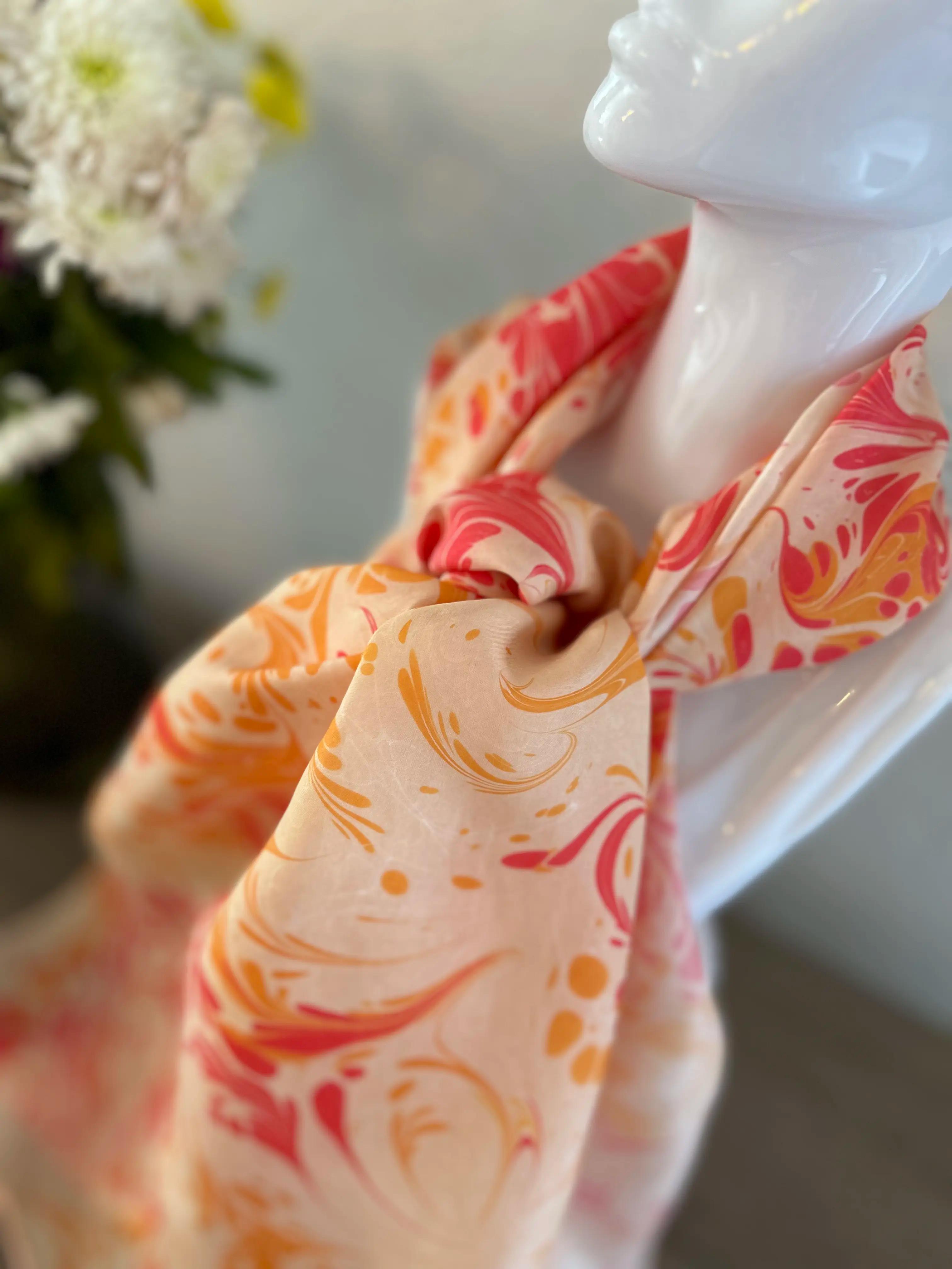 Handgemaakte sjaals met ebru patronen