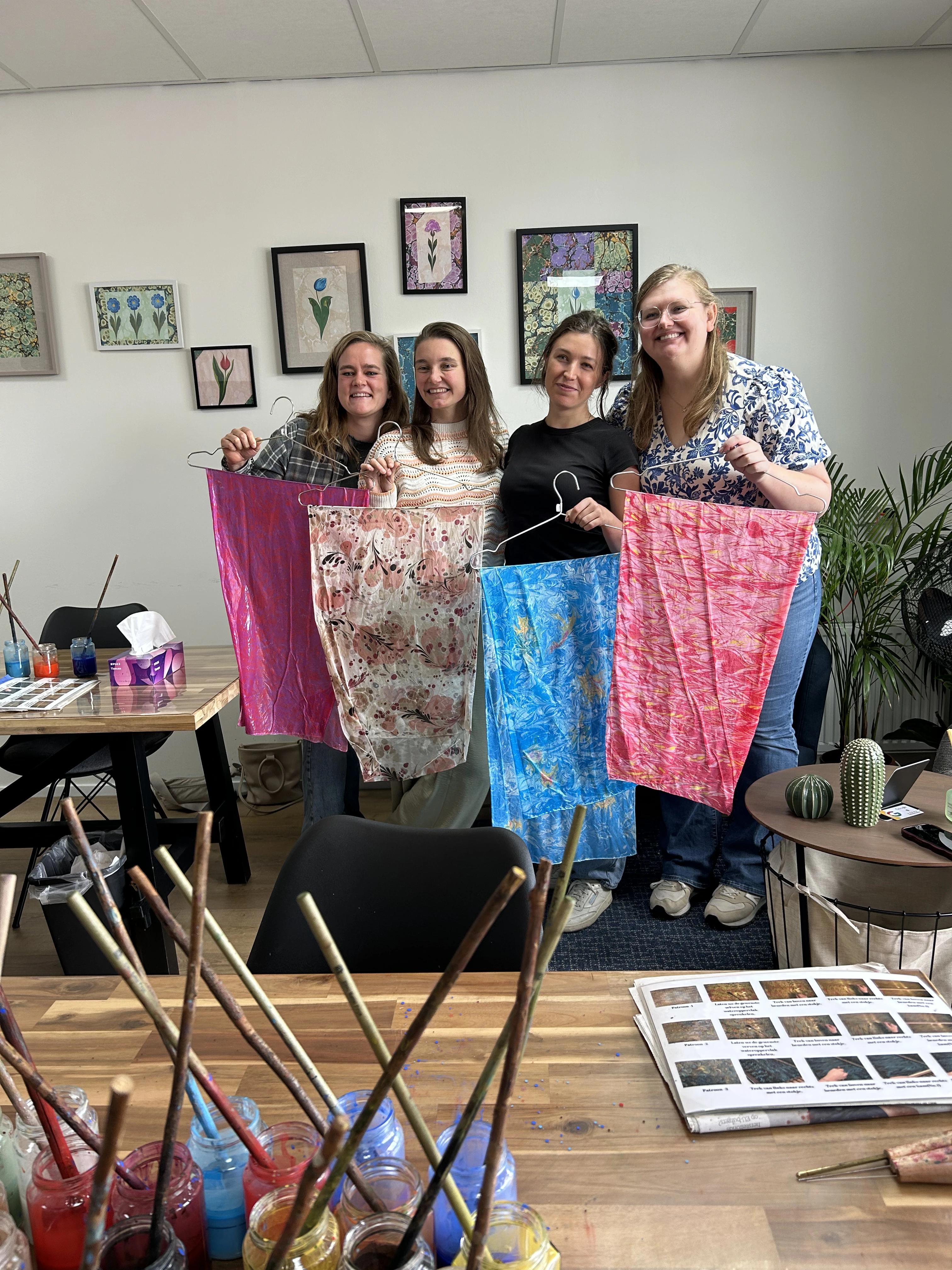 Een vrouw die geconcentreerd bezig is met ebru kunst