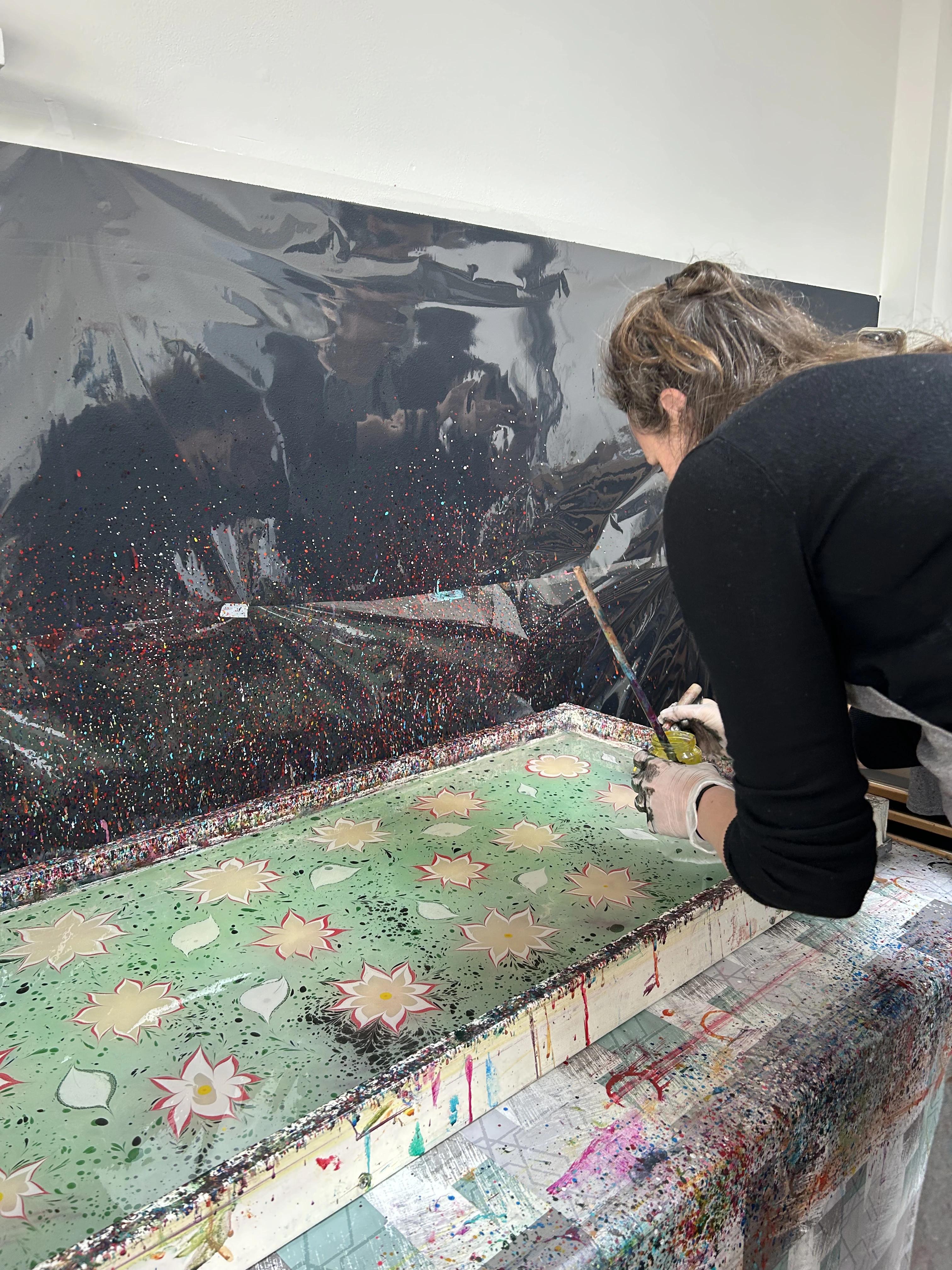 Een vrouw die geconcentreerd bezig is met ebru kunst