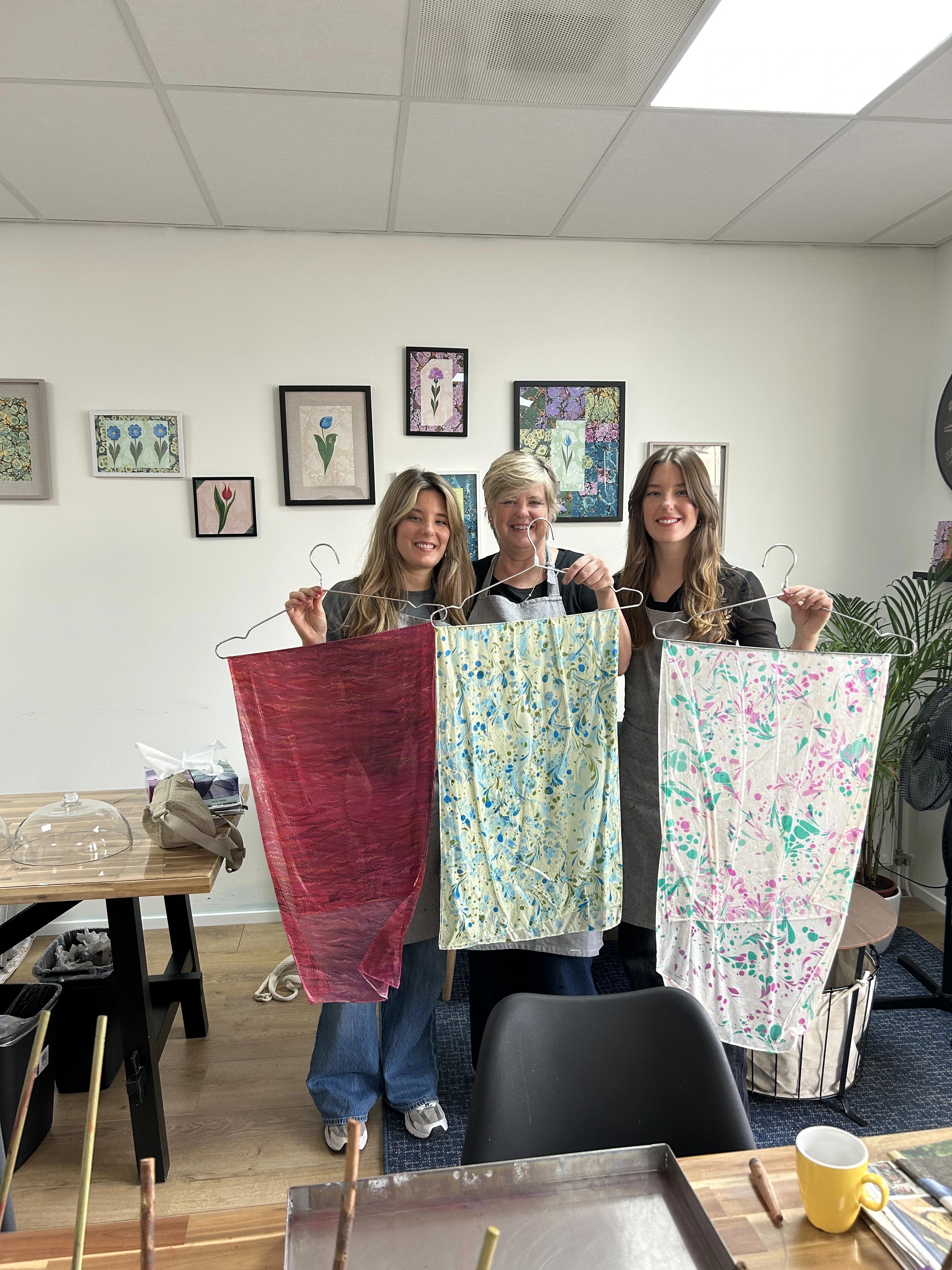 Een vrouw die geconcentreerd bezig is met ebru kunst